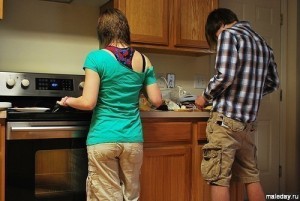 Мужчина и женщина готовят