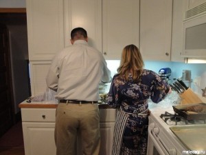 Муж и жена готовят вместе