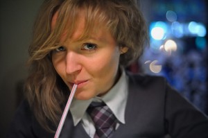 Симпатичная польская девушка пьёт через трубочку