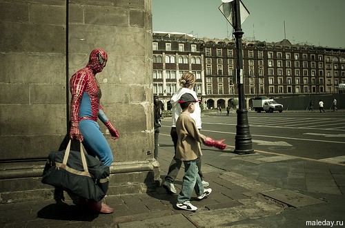 Человек-паук и ребёнок на улице