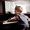 Ребёнок пытается играть на пианино