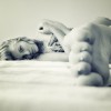 Девушка и пальцы её ног на кровати